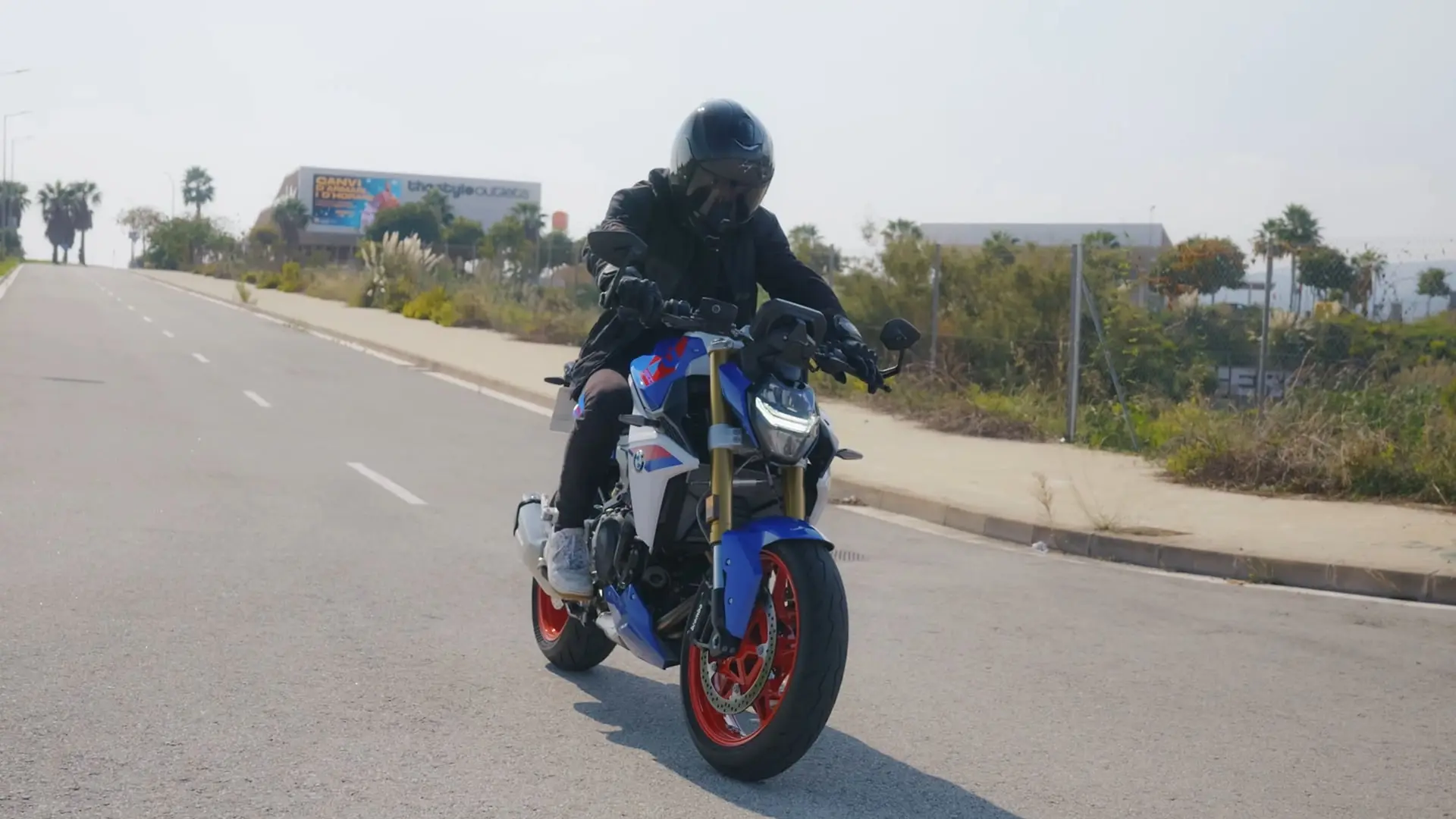 Fotograma de una review de moto para MR.RPM, grabada por Eloi Cotonat